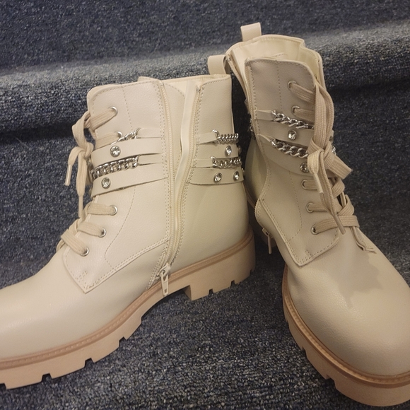 🍁🍂FALL MUST HAVE 🍂🍁Ivory Cream Bling Lug Sole Booties. Sz. 10M - Picture 9 of 10